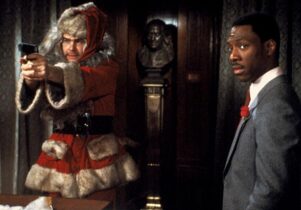 A still from Trading Places featuring Louis Winthorpe III and Billy Ray Valentine played by Dan Aykroyd and Eddie Murphy respectively.